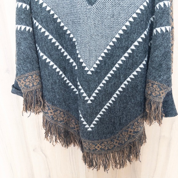 Dreamers Womens Aztec Poncho Sweater M/L Gray Southwestern Fringe Boho Cozy - Picture 3 of 8